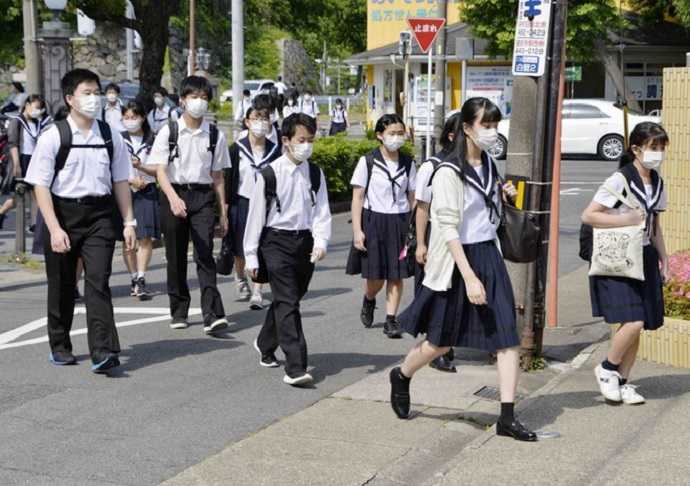 Học sinh trường học ở Nhật Bản đi học đúng giờ