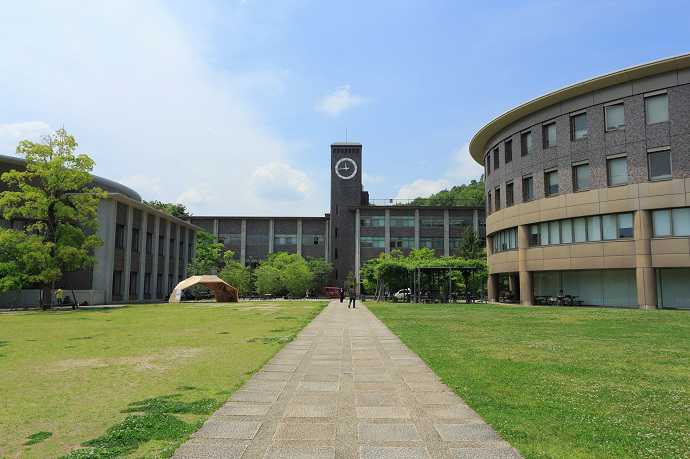 Trường Đại học Ritsumeikan ở Kyoto,là tiền thân từ một học viện cùng tên tại Kyoto