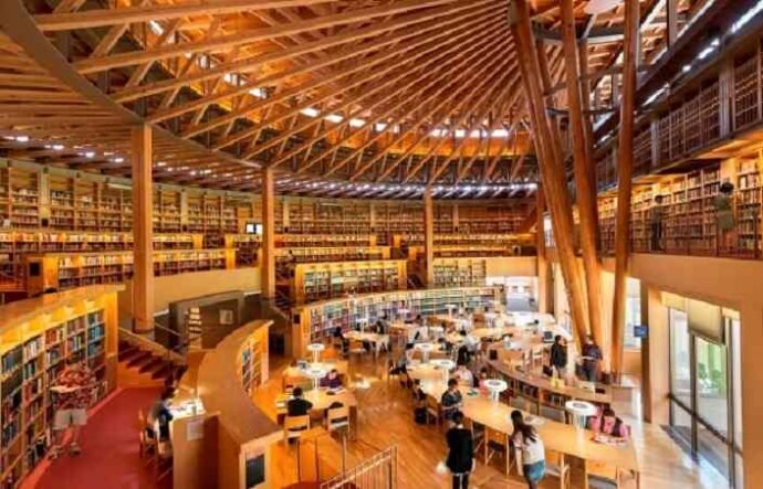 Hệ thống thư viện hiện đại hổ trợ tìm hiểu thông tin về tất cả các nghành đào tạo tại Đại học Akita