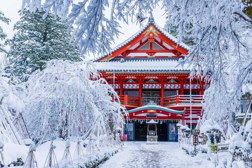 Một ngôi đền Nhật Bản phủ đầy tuyết