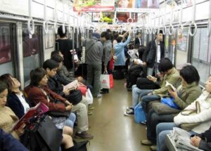 Hành khách bên trong tàu điện ngầm ở Nhật