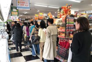 Người Nhật xếp hàng mua hàng ở siêu thị