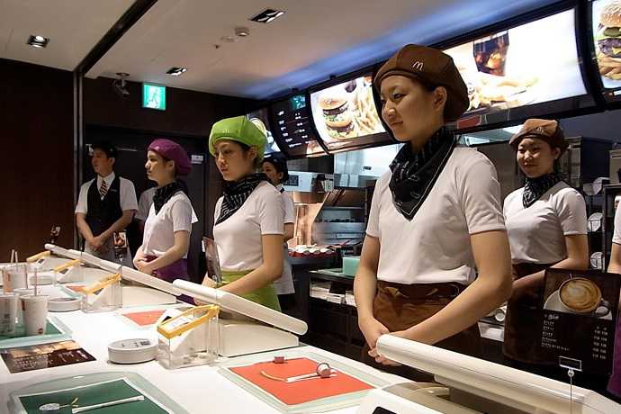 Du học sinh xin việc làm thêm ở Nhật tại cửa hàng thức ăn nhanh